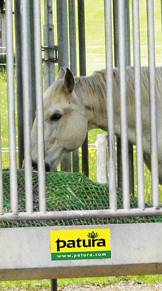 Patura grote balen ruif met veiligheidsvoerhek voor paarden